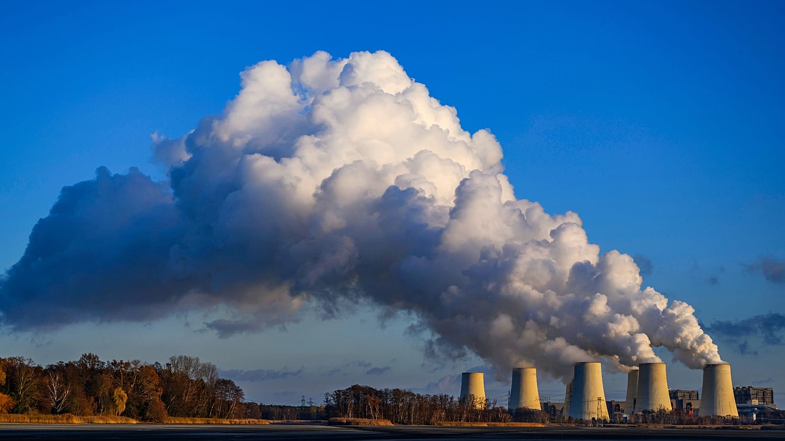 Steam rising from the cooling towers of the Jänschwalde power plant